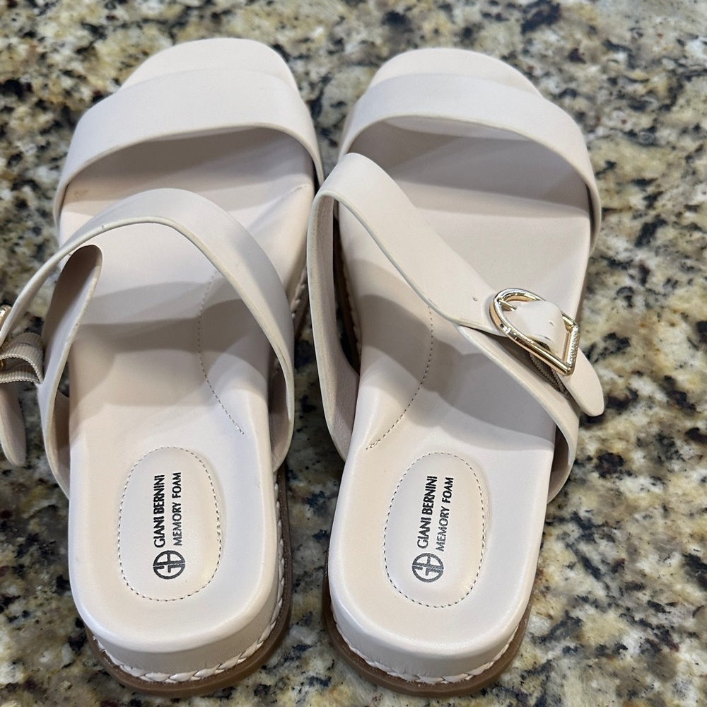 Giani Bernini White Sandals with Strap - Picture 2 of 5